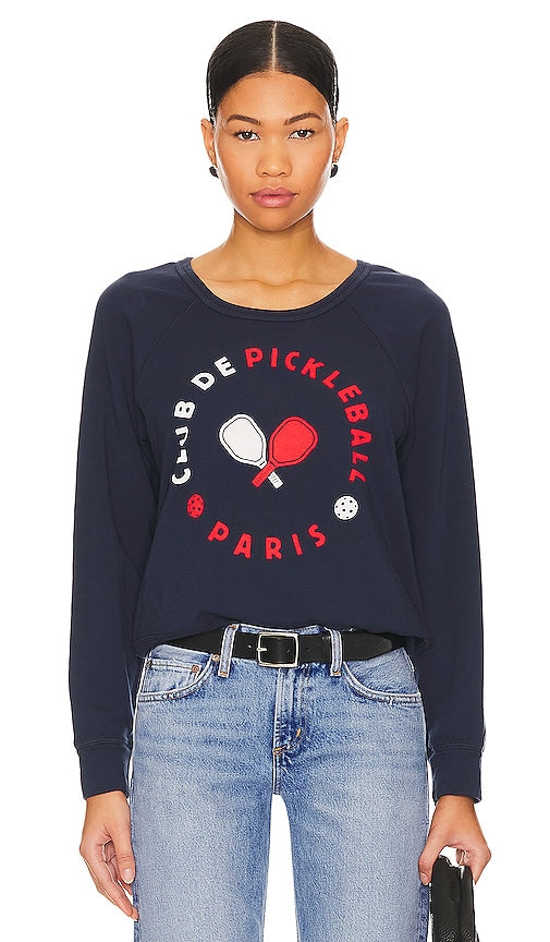 SUNDRY Club Pickleball Sweatshirt in Navy - SUNDRY Club Pickleball Sweat en Bleu Marine - SUNDRY Club Pickleball 海军蓝运动衫 - SUNDRY Club Pickleball Sweatshirt in Marineblau - SUNDRY Club 피클볼 스웻셔츠 색상 네이비 - Felpa Pickleball SUNDRY Club in blu scuro