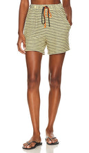 SUNDRY Pull On Short in Yellow - SUNDRY - Short à enfiler en jaune - SUNDRY 黄色套头短裤 - SUNDRY Pull-On-Shorts in Gelb - SUNDRY 풀온 쇼츠 옐로우 색상 - VARIE Indossare pantaloncini in giallo