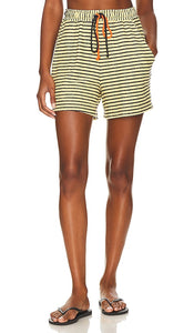 SUNDRY Pull On Short in Yellow - SUNDRY - Short à enfiler en jaune - SUNDRY 黄色套头短裤 - SUNDRY Pull-On-Shorts in Gelb - SUNDRY 풀온 쇼츠 옐로우 색상 - VARIE Indossare pantaloncini in giallo