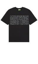SUPERVSN Meditation Saves Lives Short Sleeve T-Shirt in Black - SUPERVSN La méditation sauve des vies T-shirt à manches courtes en noir - SUPERVSN 冥想拯救生命黑色短袖 T 恤 - SUPERVSN Meditation Saves Lives Kurzarm-T-Shirt in Schwarz - SUPERVSN Meditation Saves Lives 블랙 반소매 티셔츠 색상 - T-shirt a maniche corte SUPERVSN Meditation Saves Lives in nero