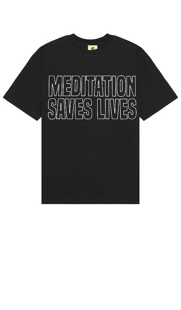 SUPERVSN Meditation Saves Lives Short Sleeve T-Shirt in Black - SUPERVSN La méditation sauve des vies T-shirt à manches courtes en noir - SUPERVSN 冥想拯救生命黑色短袖 T 恤 - SUPERVSN Meditation Saves Lives Kurzarm-T-Shirt in Schwarz - SUPERVSN Meditation Saves Lives 블랙 반소매 티셔츠 색상 - T-shirt a maniche corte SUPERVSN Meditation Saves Lives in nero