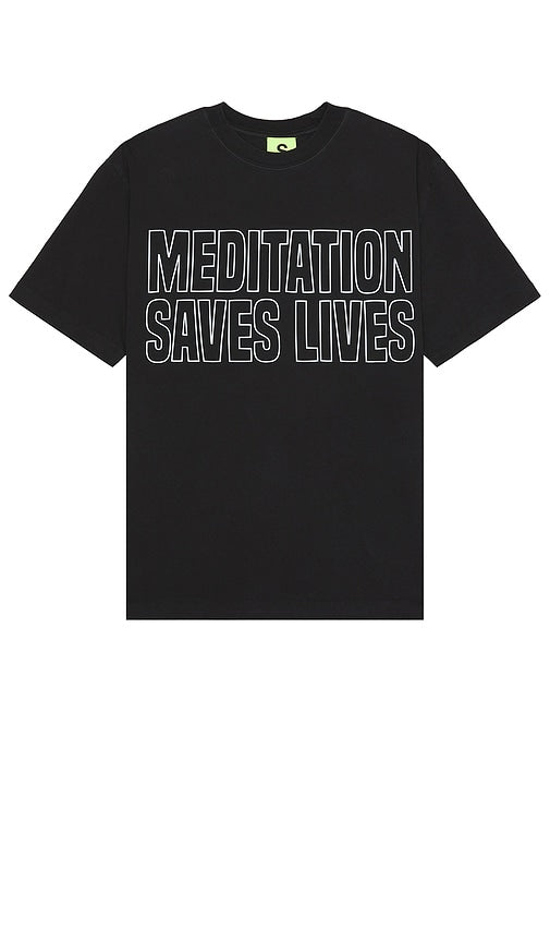 SUPERVSN Meditation Saves Lives Short Sleeve T-Shirt in Black - SUPERVSN La méditation sauve des vies T-shirt à manches courtes en noir - SUPERVSN 冥想拯救生命黑色短袖 T 恤 - SUPERVSN Meditation Saves Lives Kurzarm-T-Shirt in Schwarz - SUPERVSN Meditation Saves Lives 블랙 반소매 티셔츠 색상 - T-shirt a maniche corte SUPERVSN Meditation Saves Lives in nero