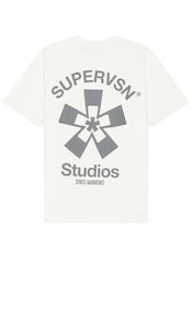 SUPERVSN Simple Starburst Short Sleeve T-Shirt in White - SUPERVSN T-shirt simple Starburst à manches courtes en blanc - SUPERVSN 白色简约星爆短袖 T 恤 - SUPERVSN Simple Starburst Kurzarm-T-Shirt in Weiß - SUPERVSN 심플 스타버스트 반소매 티셔츠 화이트 색상 - T-shirt a maniche corte Starburst semplice SUPERVSN in bianco