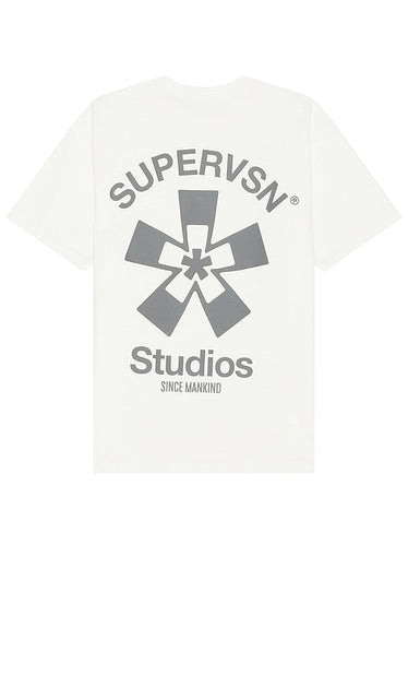 SUPERVSN Simple Starburst Short Sleeve T-Shirt in White - SUPERVSN T-shirt simple Starburst à manches courtes en blanc - SUPERVSN 白色简约星爆短袖 T 恤 - SUPERVSN Simple Starburst Kurzarm-T-Shirt in Weiß - SUPERVSN 심플 스타버스트 반소매 티셔츠 화이트 색상 - T-shirt a maniche corte Starburst semplice SUPERVSN in bianco