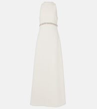Safiyaa Joules embellished gown. 萨菲娅·朱尔斯 (Safiyaa Joules) 的装饰礼服