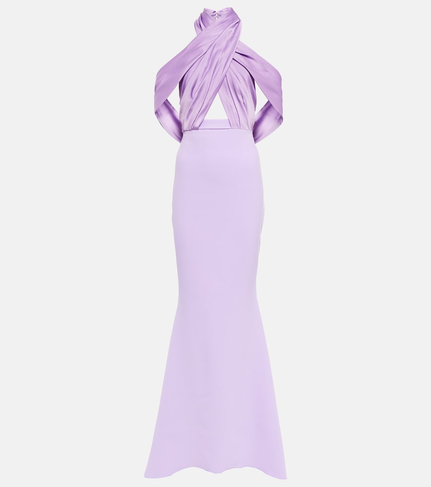 Safiyaa Louella  and satin halterneck gown. Safiyaa Louella 缎面挂脖礼服
