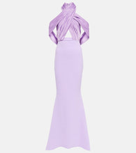 Safiyaa Louella  and satin halterneck gown. Safiyaa Louella 缎面挂脖礼服