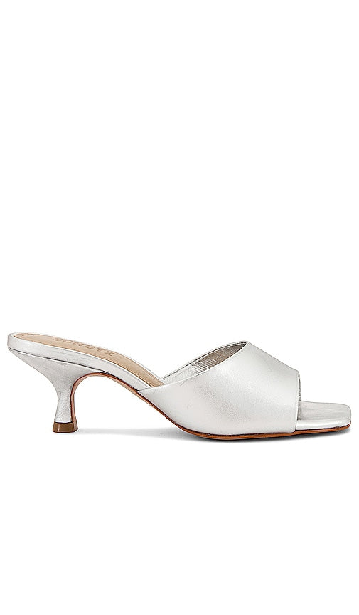 Schutz Dethalia Sandal in Metallic Silver - Sandale Schutz Dethalia en argent métallisé - Schutz Dethalia 金属银凉鞋 - Schutz Dethalia Sandale in Metallic-Silber - 메탈릭 실버 소재의 Schutz Dethalia 샌들 - Sandalo Schutz Dethalia in argento metallizzato
