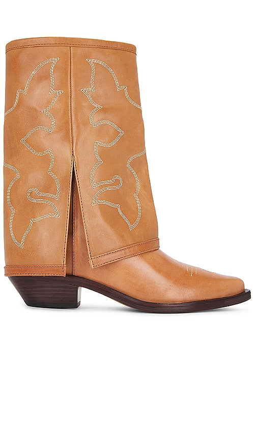 Schutz x REVOLVE Clay West Boot in Brown - Botte Schutz x REVOLVE Clay West en Marron - Schutz x REVOLVE Clay West 棕色靴子 - Schutz x REVOLVE Clay West Stiefel in Braun - Schutz x REVOLVE 클레이 웨스트 부츠 브라운 색상 - Stivale Schutz x REVOLVE Clay West in marrone