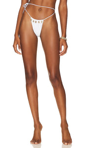 Seashell Pearl Tie Side Bikini Bottom in White - Bas de bikini Seashell Pearl noué sur les côtés en blanc - 白色贝壳珍珠侧系带比基尼泳裤 - Seitlich geschnürte Muschel-Perlen-Bikinihose in Weiß - Seashell Pearl Tie Side 비키니 하의 화이트 색상 - Fondo bikini con lacci laterali con perle di conchiglia in bianco