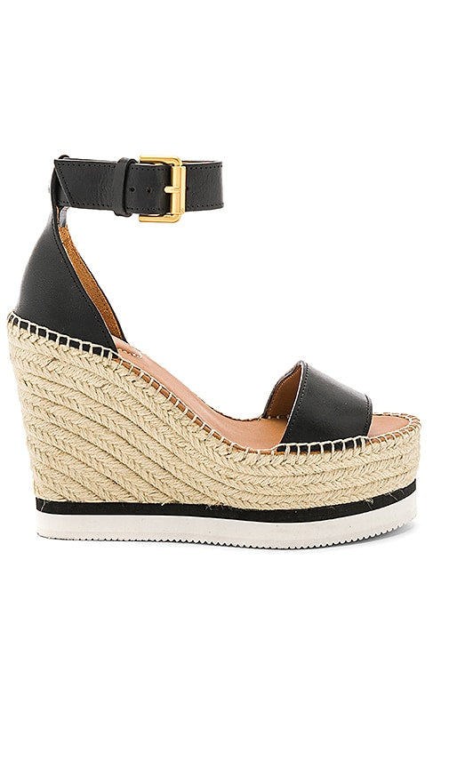 See By Chloe Glyn Wedge Sandal in Black - See By Chloe - Sandales compensées Glyn en noir - See By Chloe Glyn 黑色坡跟凉鞋 - See By Chloe Glyn Keilsandale in Schwarz - See By Chloe Glyn 웨지 샌들블랙 색상 - Sandalo con zeppa See By Chloe Glyn in nero