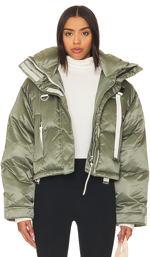 Shoreditch Ski Club Willow Ama Short Puffer in Dark Green - Shoreditch Ski Club - Doudoune courte Willow Ama en vert foncé - Shoreditch Ski Club Willow Ama 深绿色短款羽绒服 - Shoreditch Ski Club Willow Ama Short Puffer in Dunkelgrün - Shoreditch Ski Club Willow Ama 쇼트 퍼퍼 - Piumino corto Shoreditch Ski Club Willow Ama in verde scuro