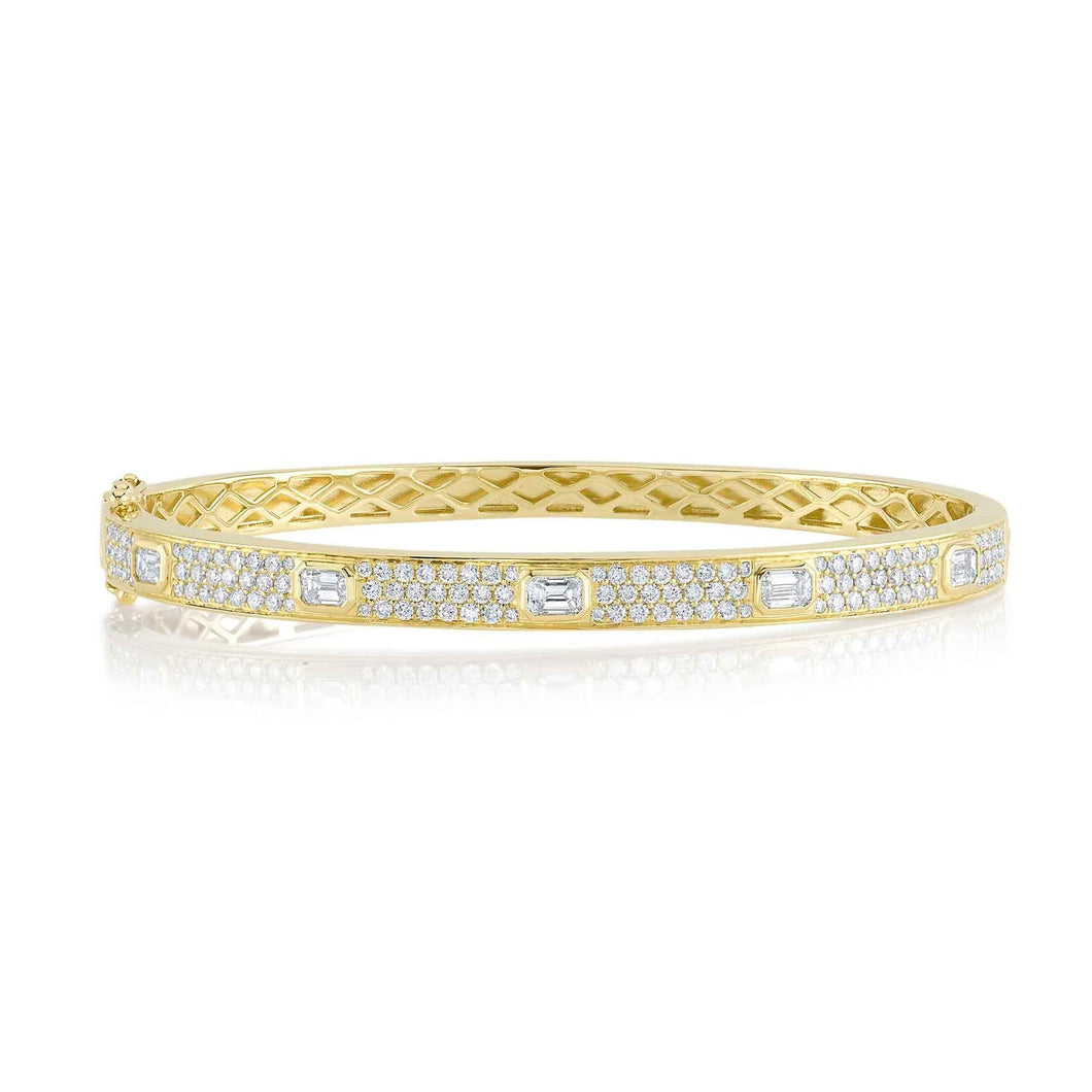 Shy Creation 1 3/4ctw Emerald and Round Diamond Yellow Gold Bangle Bracelet