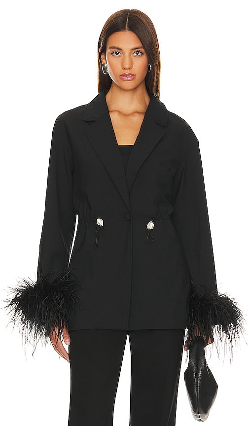 Sleeper Girl With Pearl Button Blazer With Feathers in Black - Sleeper Girl avec blazer boutonné en perles et plumes en noir - Sleeper Girl 珍珠纽扣黑色羽毛西装外套 - Sleeper Girl mit Perlenknopf-Blazer mit Federn in Schwarz - 깃털 버튼 진주 단추 블레이저 슬리퍼 걸 블랙 색상 - Ragazza dormiente con blazer con bottoni di perla e piume in nero