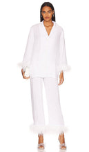 Sleeper Pajama Set with Double Feathers in White - Ensemble pyjama dormeur avec doubles plumes en blanc - 白色双羽毛睡衣套装 - Sleeper-Pyjama-Set mit Doppelfedern in Weiß - 화이트 더블 깃털 슬리퍼 파자마 세트 - Pigiama da notte con doppie piume in bianco