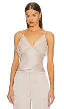 Song of Style Amal Cami Top in Neutral - Song of Style - Amal - Haut caraco - Neutre - Song of Style Amal 中性吊带背心上衣 - Song of Style Amal Cami Top in Neutral - Song of Style Amal 카미 탑 in Neutral - Canzone di stile Amal Cami Top in neutro