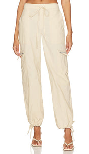 Song of Style Milo Cargo Pant in Beige - Song of Style - Pantalon cargo Milo en beige - Song of Style Milo 米色工装裤 - Song of Style Milo Cargohose in Beige - Song of Style 마일로 카고 팬츠 베이지 색상 - Pantaloni cargo Milo Song of Style in beige