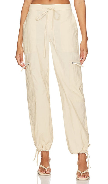 Song of Style Milo Cargo Pant in Beige - Song of Style - Pantalon cargo Milo en beige - Song of Style Milo 米色工装裤 - Song of Style Milo Cargohose in Beige - Song of Style 마일로 카고 팬츠 베이지 색상 - Pantaloni cargo Milo Song of Style in beige