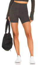 Splits59 Airweight High Waist Short in Charcoal - Short taille haute Airweight Splits59 en charbon de bois - Splits59 Airweight 木炭色高腰短裤 - Splits59 Airweight-Shorts mit hoher Taille in Anthrazit - Splits59 에어웨이트 하이웨이스트 차콜 쇼츠 - Pantaloncini a vita alta Splits59 Airweight in carbone