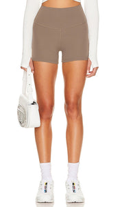 Splits59 x REVOLVE Airweight High Waist 3.5 Short in Taupe - Splits59 x REVOLVE Short Airweight taille haute 3.5 en Taupe - Splits59 x REVOLVE Airweight 高腰 3.5 灰褐色短裤 - Splits59 x REVOLVE Airweight High Waist 3.5 Short in Taupe - Splits59 x REVOLVE 에어웨이트 하이 웨이스트 3.5 토프 쇼츠 - Divisi59 x REVOLVE Airweight High Life 3.5 Pantaloncini in tortora