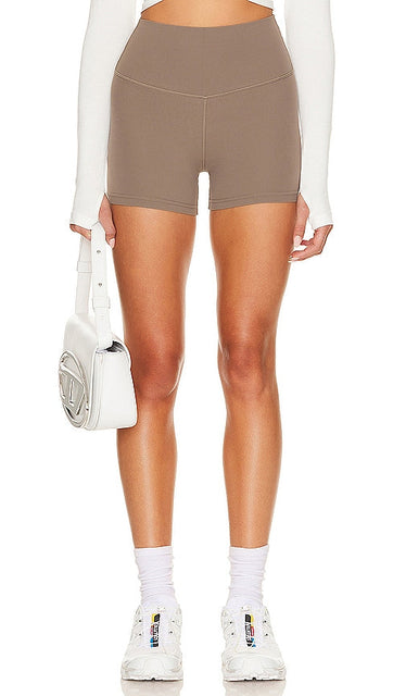 Splits59 x REVOLVE Airweight High Waist 3.5 Short in Taupe - Splits59 x REVOLVE Short Airweight taille haute 3.5 en Taupe - Splits59 x REVOLVE Airweight 高腰 3.5 灰褐色短裤 - Splits59 x REVOLVE Airweight High Waist 3.5 Short in Taupe - Splits59 x REVOLVE 에어웨이트 하이 웨이스트 3.5 토프 쇼츠 - Divisi59 x REVOLVE Airweight High Life 3.5 Pantaloncini in tortora