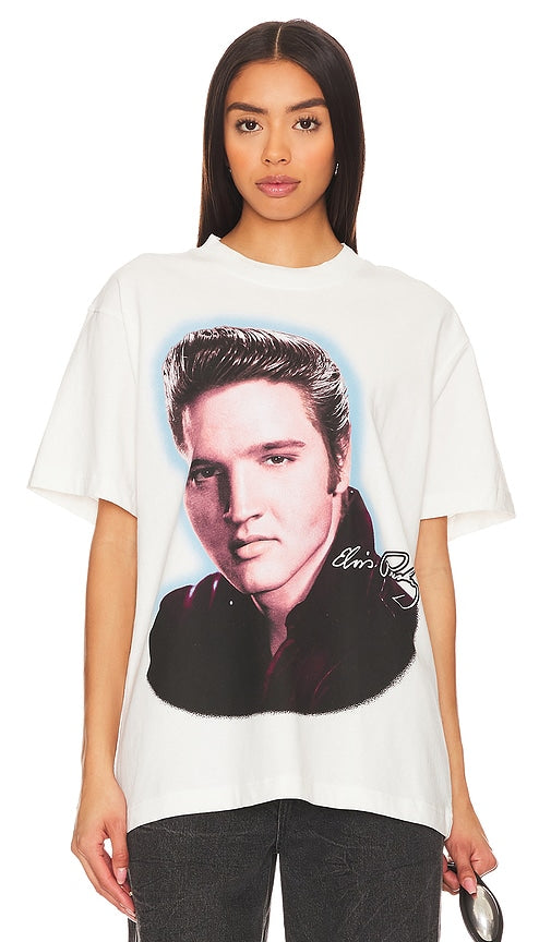 Stadium LA Elvis Presley Big Head Glow Tee in White - Stadium LA - Elvis Presley - T-shirt lumineux à grosse tête - Blanc - Stadium LA 埃尔维斯·普雷斯利 (Elvis Presley) 白色 Big Head 发光 T 恤 - Stadium LA Elvis Presley Big Head Glow T-Shirt in Weiß - Stadium LA 엘비스 프레슬리 빅 헤드 글로우 티셔츠 화이트 색상 - Maglietta luminosa Stadium LA Elvis Presley Big Head in bianco