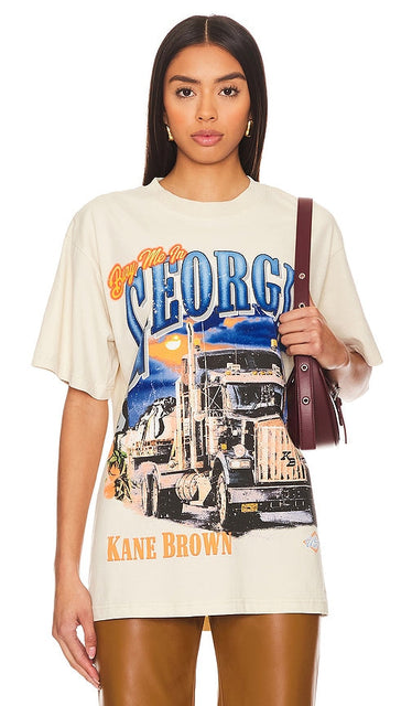 Stadium LA Kane Brown Bury Me In Georgia Tee in Cream - Stadium LA Kane Brown - T-shirt Bury Me In Georgia en crème - Stadium LA Kane Brown Bury Me In Georgia 奶油色 T 恤 - Stadium LA Kane Brown Bury Me In Georgia T-Shirt in Creme - Stadium LA Kane Brown 베리 미 인 조지아 티셔츠 in 크림 - Maglietta Stadium LA Kane Brown Bury Me In Georgia color crema