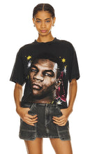 Stadium LA Mike Tyson Airbrush Gloves Tee in Black - Stadium LA - Mike Tyson - T-shirt avec gants aérographe - Noir - Stadium LA 迈克·泰森喷枪手套黑色 T 恤 - Stadium LA Mike Tyson Airbrush Gloves T-Shirt in Schwarz - Stadium LA 마이크 타이슨 에어브러시 장갑 티셔츠 색상 - Maglietta con guanti per aerografo Stadium LA Mike Tyson in nero