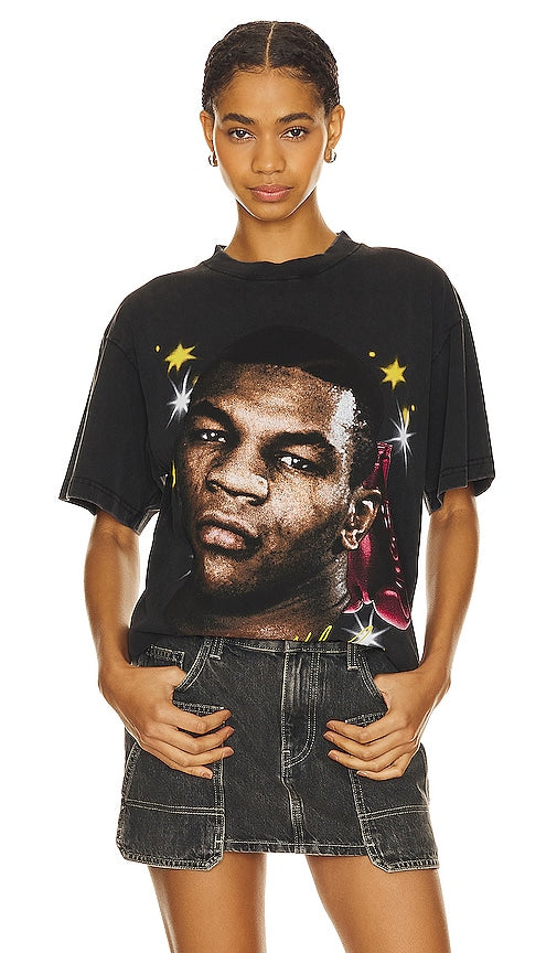 Stadium LA Mike Tyson Airbrush Gloves Tee in Black - Stadium LA - Mike Tyson - T-shirt avec gants aérographe - Noir - Stadium LA 迈克·泰森喷枪手套黑色 T 恤 - Stadium LA Mike Tyson Airbrush Gloves T-Shirt in Schwarz - Stadium LA 마이크 타이슨 에어브러시 장갑 티셔츠 색상 - Maglietta con guanti per aerografo Stadium LA Mike Tyson in nero