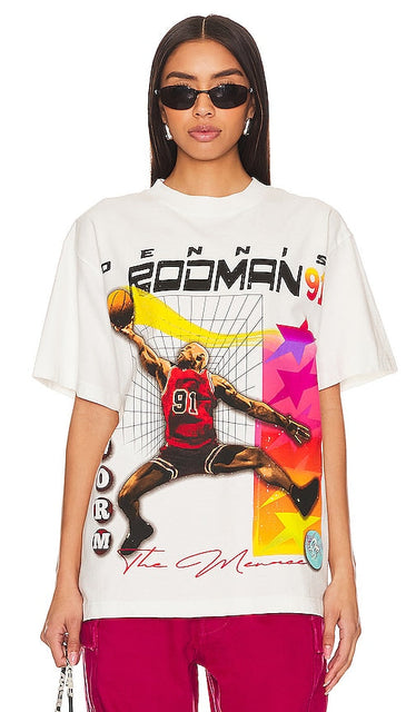 Stadium LA Rodman Players Card Tee in White - Stadium LA Rodman Players - T-shirt avec carte - Blanc - 洛杉矶罗德曼体育场白色球员卡 T 恤 - Stadium LA Rodman Players Card T-Shirt in Weiß - Stadium LA 로드맨 플레이어스 카드 티셔츠 화이트 색상 - Maglietta con tessera dei giocatori dello Stadium LA Rodman in bianco
