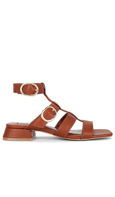 Steve Madden Aylin Sandal in Cognac - Sandale Steve Madden Aylin en Cognac - Steve Madden Aylin 干邑色凉鞋 - Steve Madden Aylin Sandale in Cognac - Steve Madden 코냑의 Aylin 샌들 - Sandalo Steve Madden Aylin color cognac