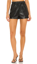 Steve Madden Faux The Record Short in Black - Steve Madden - Short imitation The Record en noir - 史蒂夫·马登 (Steve Madden) 仿制黑色唱片短片 - Steve Madden Faux The Record Short in Schwarz - Steve Madden Faux The Record 쇼츠 블랙 색상 - Steve Madden finge il cortometraggio da record in nero