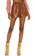 Steve Madden Faux The Record Short in Cognac - Steve Madden imitation short The Record en cognac - 史蒂夫·马登 (Steve Madden) 在干邑白兰地中模仿纪录短片 - Steve Madden Faux The Record Short in Cognac - Steve Madden Faux The Record 쇼츠 코냑 소재 - Steve Madden finge il cortometraggio da record in cognac