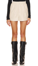 Steve Madden Faux The Record Shorts in Cream - Steve Madden - Short imitation The Record en crème - Steve Madden 奶油色仿 The Record 短裤 - Steve Madden Faux The Record Shorts in Creme - Steve Madden Faux The Record 쇼츠 - Steve Madden Fake The Record Pantaloncini color crema