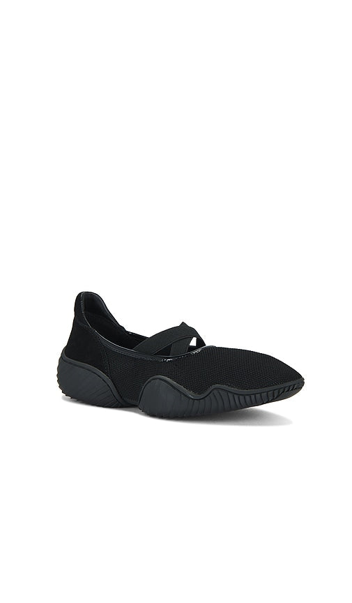 Steve Madden Vador Flats in Black