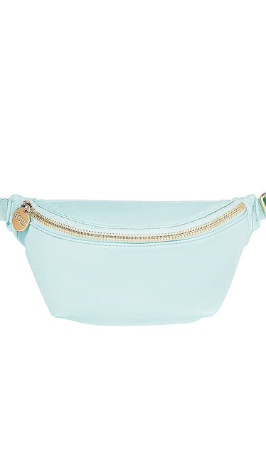 Stoney Clover Lane Classic Fanny Pack in Baby Blue - Stoney Clover Lane - Sac banane classique en bleu bébé - Stoney Clover Lane 淡蓝色经典腰包 - Klassische Gürteltasche von Stoney Clover Lane in Babyblau - Stoney Clover Lane 클래식 패니 팩 베이비 블루 색상 - Marsupio classico Stoney Clover Lane in celeste