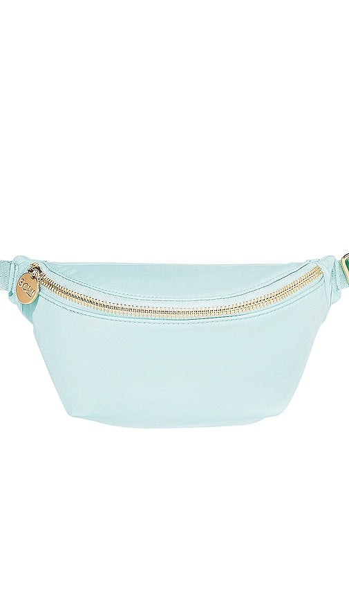 Stoney Clover Lane Classic Fanny Pack in Baby Blue - Stoney Clover Lane - Sac banane classique en bleu bébé - Stoney Clover Lane 淡蓝色经典腰包 - Klassische Gürteltasche von Stoney Clover Lane in Babyblau - Stoney Clover Lane 클래식 패니 팩 베이비 블루 색상 - Marsupio classico Stoney Clover Lane in celeste