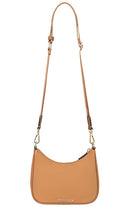 Stoney Clover Lane Curved Crossbody in Tan - Stoney Clover Lane - Sac à bandoulière incurvé - Fauve - Stoney Clover Lane 黄褐色弧形斜挎包 - Geschwungene Umhängetasche von Stoney Clover Lane in Hellbraun - Stoney Clover Lane 커브드 크로스바디(탠 브라운 색상) - Borsa a tracolla curva Stoney Clover Lane color marrone chiaro