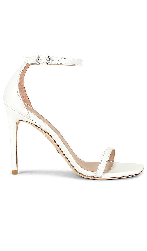 Stuart Weitzman Nudistcurve 100 Sandal in White - Stuart Weitzman Nudistcurve 100 Sandale en blanc - Stuart Weitzman Nudistcurve 100 白色凉鞋 - Stuart Weitzman Nudistcurve 100 Sandale in Weiß - Stuart Weitzman Nudistcurve 100 샌들 화이트 색상 - Sandalo Nudistcurve 100 Stuart Weitzman in bianco