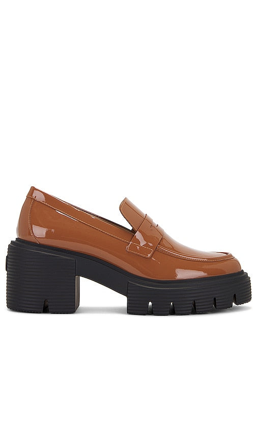 Stuart Weitzman Soho Loafer in Brown - Stuart Weitzman Mocassin Soho en Marron - Stuart Weitzman 棕色 Soho 乐福鞋 - Stuart Weitzman Soho Loafer in Braun - Stuart Weitzman 소호 로퍼 브라운 색상 - Mocassino Soho Stuart Weitzman in marrone