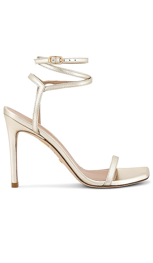 Stuart Weitzman x REVOLVE Barelynudist 100 Sandal in Metallic Gold - Stuart Weitzman x REVOLVE Sandale Barelynudist 100 en Or Métallisé - Stuart Weitzman x REVOLVE Barelynudist 100 金属金色凉鞋 - Stuart Weitzman x REVOLVE Barelynudist 100 Sandale in Metallic-Gold - Stuart Weitzman x REVOLVE Barelynudist 100 샌들 메탈릭 골드 소재 - Sandalo Stuart Weitzman x REVOLVE Barelynudist 100 in oro metallizzato