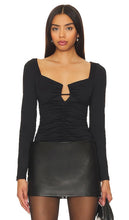 Susana Monaco V Cut Out Top in Black - Susana Monaco Haut découpé en V en noir - Susana Monaco 黑色 V 形剪裁上衣 - Susana Monaco V-Ausschnitt-Oberteil in Schwarz - Susana Monaco V 컷아웃 탑 - Top con taglio a V Susana Monaco in nero