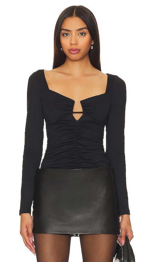Susana Monaco V Cut Out Top in Black - Susana Monaco Haut découpé en V en noir - Susana Monaco 黑色 V 形剪裁上衣 - Susana Monaco V-Ausschnitt-Oberteil in Schwarz - Susana Monaco V 컷아웃 탑 - Top con taglio a V Susana Monaco in nero