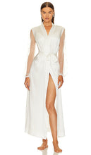 THE MODE Silk Cecilia Pearl Robe in White