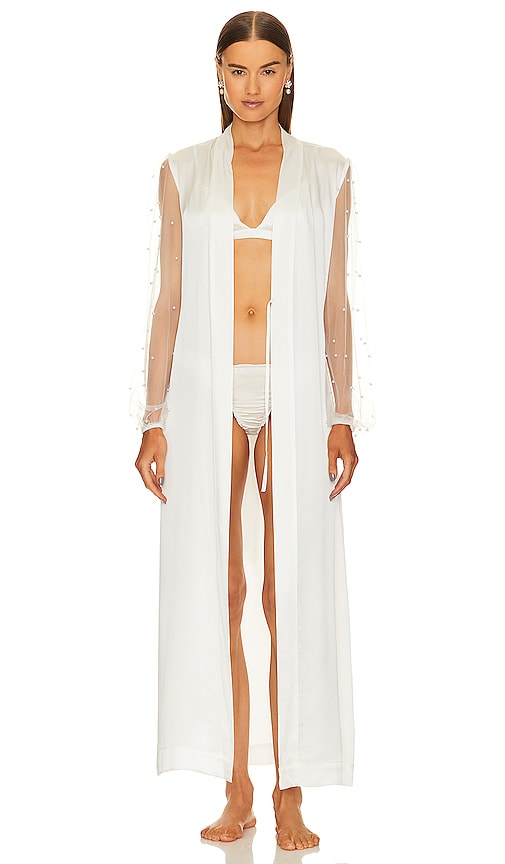 THE MODE Silk Cecilia Pearl Robe in White - THE MODE Robe en soie Cecilia Pearl en blanc - THE MODE 白色 Cecilia 珍珠真丝长袍 - THE MODE Robe aus Cecilia-Perlenseide in Weiß - THE MODE 실크 세실리아 펄 로브 화이트 색상 - THE MODE Abito in seta Cecilia Pearl in bianco