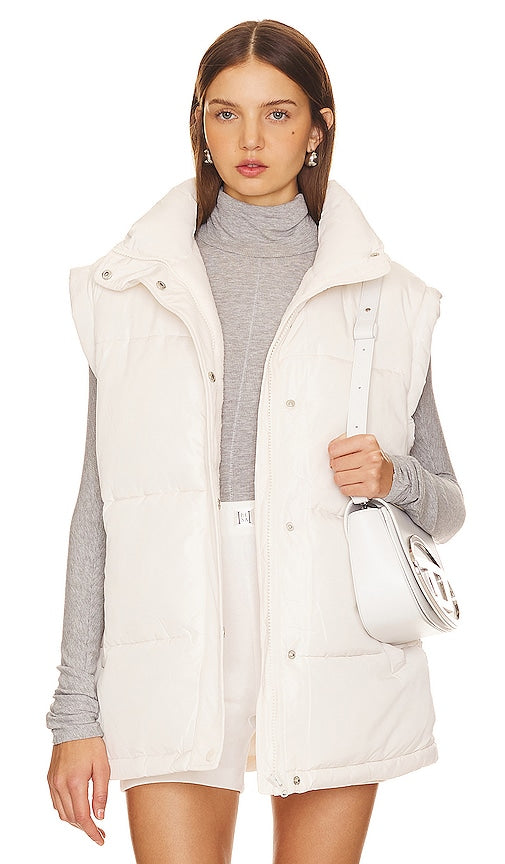 THE UPSIDE Chalet Oslo Puffer Gilet in Ivory - THE UPSIDE - Doudoune sans manches Chalet Oslo en ivoire - THE UPSIDE Chalet Oslo 象牙色填充马甲 - THE UPSIDE Chalet Oslo Puffer Gilet in Elfenbein - THE UPSIDE Chalet 아이보리 오슬로 퍼퍼 질레 - THE UPSIDE Chalet Oslo Piumino Gilet in avorio