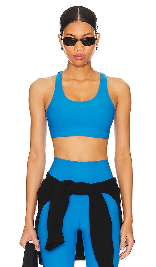 THE UPSIDE Peached Jade Sports Bra in Blue - THE UPSIDE - Soutien-gorge de sport Peached Jade en bleu - THE UPSIDE 蓝色桃玉翡翠运动文胸 - THE UPSIDE Peached Jade Sport-BH in Blau - THE UPSIDE 피치드 제이드 스포츠 브라 (블루 색상) - THE UPSIDE Reggiseno sportivo in giada color pesca in blu