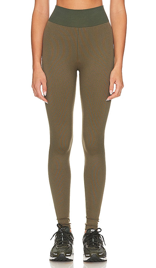 THE UPSIDE Ribbed Pant in Army - Pantalon côtelé THE UPSIDE en armée - THE UPSIDE 军装罗纹长裤 - Die gerippte Hose von UPSIDE in Army - THE UPSIDE 리브드 팬츠 - THE UPSIDE Pantaloni a coste in stile militare