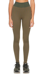 THE UPSIDE Ribbed Pant in Army - Pantalon côtelé THE UPSIDE en armée - THE UPSIDE 军装罗纹长裤 - Die gerippte Hose von UPSIDE in Army - THE UPSIDE 리브드 팬츠 - THE UPSIDE Pantaloni a coste in stile militare