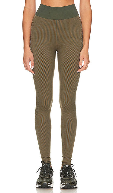 THE UPSIDE Ribbed Pant in Army - Pantalon côtelé THE UPSIDE en armée - THE UPSIDE 军装罗纹长裤 - Die gerippte Hose von UPSIDE in Army - THE UPSIDE 리브드 팬츠 - THE UPSIDE Pantaloni a coste in stile militare